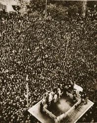 Der Appell Mazedoniens gegen die bulgarische Invasion: eine Massenversammlung in Saloniki, Illustration aus The Illustrated War News, 13. September 1916